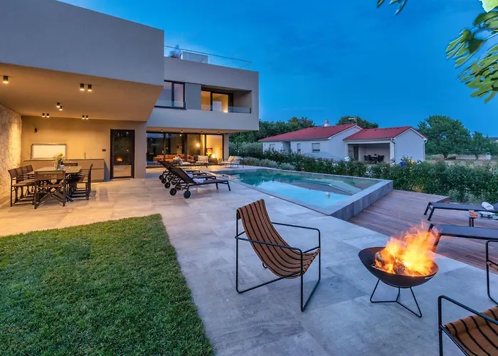 别墅 Luxury Beachside With A Pool And A Sea View