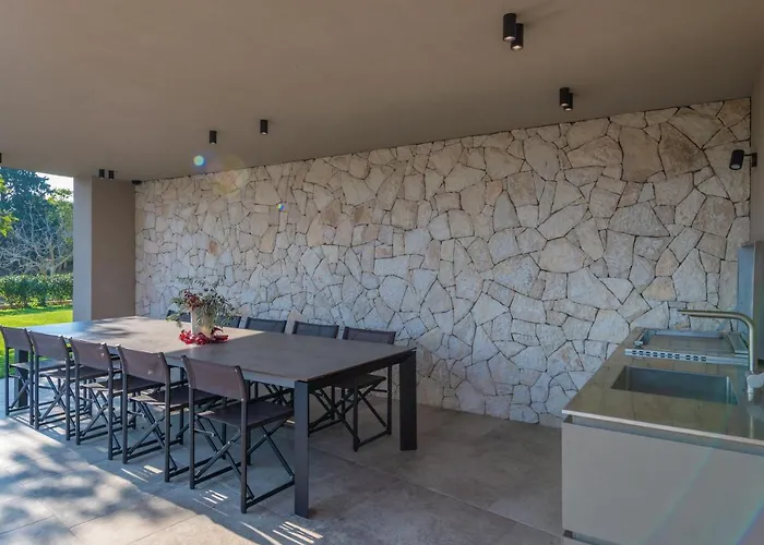别墅 Luxury Beachside With A Pool And A Sea View